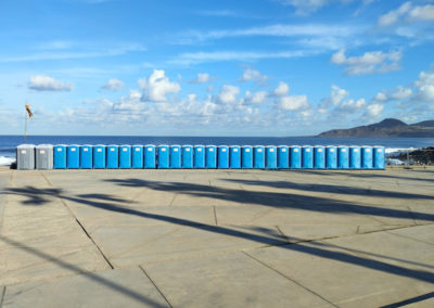 Sanitarios portátiles instalados en una zona de uso temporal