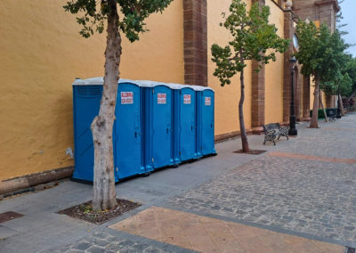 Baño portátil preparado para un evento al aire libre