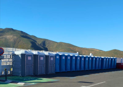 Sanitarios portátiles suministrados por ALCOIMA para alquiler en Gran Canaria
