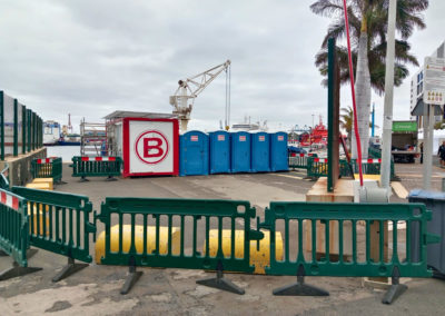 Sanitario portátil de alquiler instalado en una obra de construcción