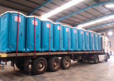 Camión de COIMA transportando sanitarios portátiles para su instalación en Gran Canaria